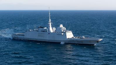 Vue aérienne de la frégate multi-missions Aquitaine en mer Méditerranée, novembre 2021.
