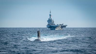 Le sous-marin nucléaire d’attaque Suffren et le porte-avions Charles de Gaulle (exercice Polaris).