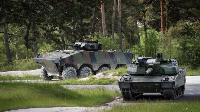 Un véhicule blindé de combat d'infanterie (VBCI) et  un char Leclerc à l'entrainement.
