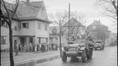 Le 23 novembre 1944, les convois de la 2e division blindée entrent dans Strasbourg