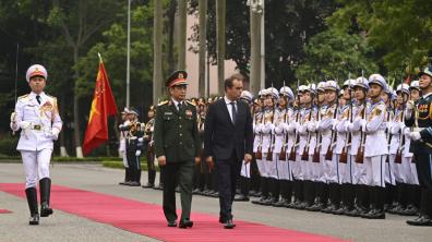 Sébastien Lecornu et son homologue, le général Phan Van Giang, passent les troupes en revue.