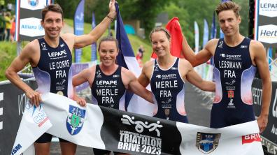 L'équipe de relais mixte de triathlon, championne du monde militaire.