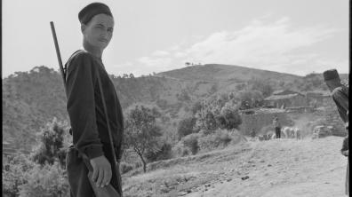 Portrait d’un harkis équipé d’un fusil de chasse