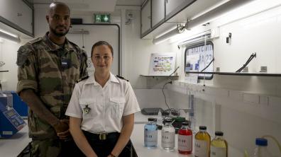 Adj Sébastien et Cne Amandine du Centre d’expertise pétrolière interarmées du SEO