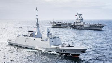 La Frégate Multi-Missions (FREMM) Normandie avec le porte-avions Charles de Gaulle