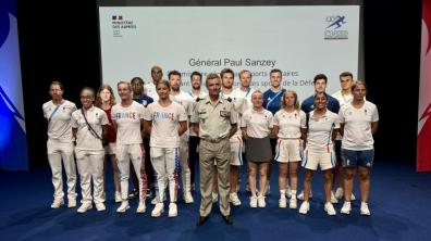 Une partie des SHND en compagnie du général Sanzey, au club France à la veille de la fin des  JO.