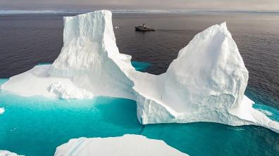 Le BSAM Rhône croise les premiers gros icebergs, après avoir franchi le cercle polaire arctique.