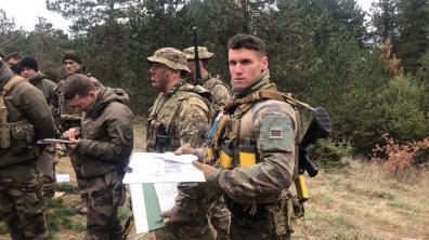 Le capitaine Bastien lors de l’exercice Orion 2023 avec une compagnie Gurkha britannique 