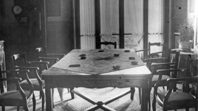 La table de l'appartement où s’est déroulée la 1re réunion du CNR, le 27 mai 1943, à Paris.