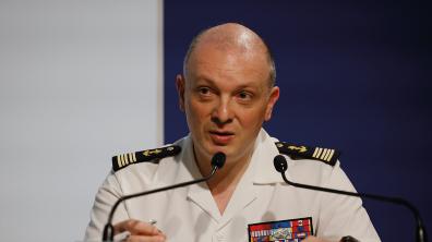 Le capitaine de vaisseau Thibaut Del Giudice lors du point presse du 4 juillet
