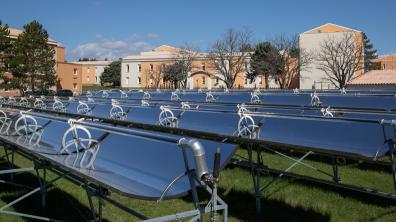 Capteurs solaires produisant de l’eau chaude pour des bâtiments du 2e régiment étranger de génie