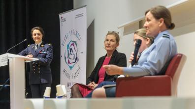 Moment d’échange lors du colloque sur la mixité dans les armées