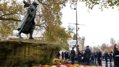 Le Président de la République rend hommage à Georges Clemenceau, au pied de la statue du Tigre