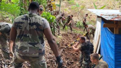 Des soldats du RimaP-NC lors d’une tournée en province dans la tribu de Nanon-Kenerou, novembre 2023