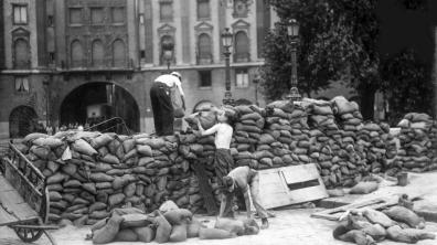 Les Parisiens érigent 500 barricades dans toute la ville, à partir du 23 août 1944