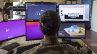 Depuis son poste, le capitaine Mélanie traque les attaques informationnelles.