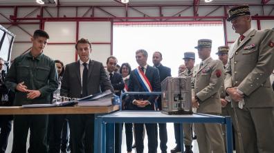 Emmanuel Macron inaugure l’Ecole militaire préparatoire technique, à Bourges, le 27/10/22.