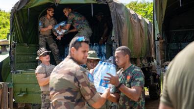 French and Fijian soldiers loading water for the population - Exercise Croix du Sud.