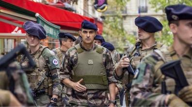 Le général de corps d’armée Abad avec une patrouille de l’opération Sentinelle (2023)