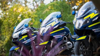 Détachement des motocyclistes de la douane.