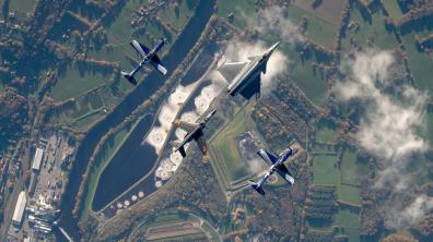 Barrique autour d'un Rafale C de la 30e escadre de chasse, deux PC-21 et un alphajet.