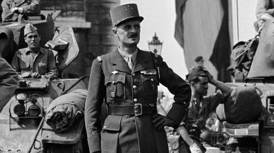 Le 26 août 1944, le général Leclerc défile sur les Champs-Élysées avec le général de Gaulle 