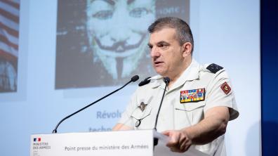 Le général Susnjara, directeur de la DRSD, lors du point presse du ministère des Armées, le 10 avril