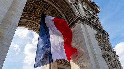 Sous l’Arc de Triomphe à Paris durant le ravivage de la flamme du Soldat inconnu