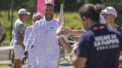 Alain Akakpo, blessé militaire et ancien sportif de haut niveau, porte la flamme paralympique 2024.