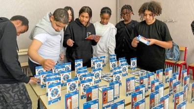 Des jeunes déouvrent le nouveau jeu « Sport et mémoire »