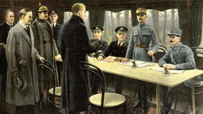 Le maréchal Foch (2e en partant de la droite) après la signature de l’Armistice