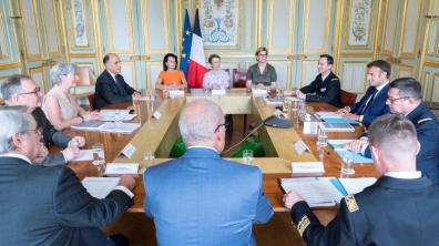 Les membres du HCECM lors de la remise du 17e rapport thématique (2023)