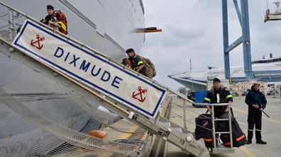 Des équipes médicales embarquent à bord du PHA Dixmude.