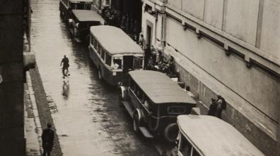 La rafle du Vel d’Hiv, devant le Vélodrome d’Hiver, rue Nélaton. 