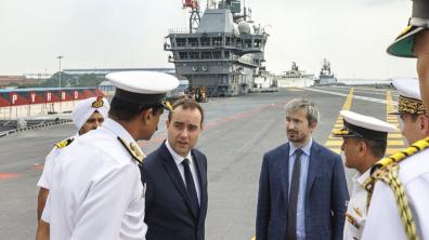 Sébastien Lecornu sur le porte-avions indien INS Vikrant, lors de sa tournée en Indopacifique.