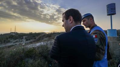 Sébastien Lecornu avec un militaire français de la Finul, au Liban, 31/12/22