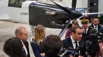 Sébastien Lecornu, à Blois, devant le drone MALE de l'entreprise Turgis et Gaillard