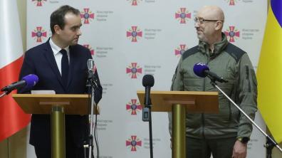 Sébastien Lecornu et Oleksiï Reznikov, son homologue ukrainien, à Kiev, le 28/12/22.