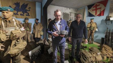 Frédéric Fouquart, bénévole du musée n° 4 commando, présente une botte du Jour J. 