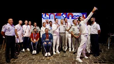 Une partie des sportifs paralympiques en compagnie des généraux Burkhard et Sanzey, au club France.