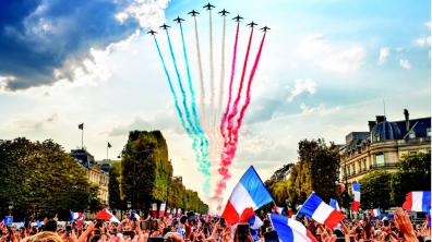 La Patrouille de France défile au-dessus des Champs-Elysées, à Paris, le 16 juillet 2018.