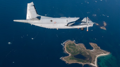 Survole d'une île par un engin aérien