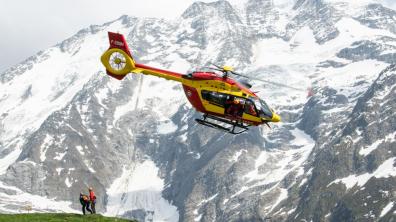Un hélicoptère de la sécurité civile volant dans les montagnes