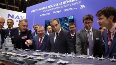 Sébastien Lecornu (au centre) visite le salon Euronaval, le 18/10/22.