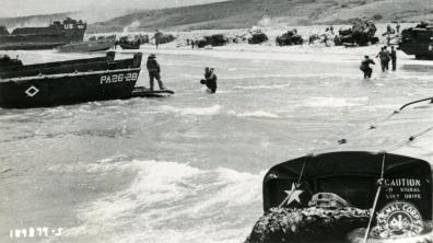 Soldats américains sur Omaha Beach, Saint-Laurent-sur-Mer, le 6 juin 1944
