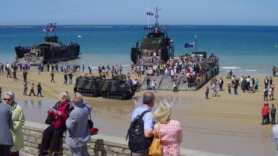 Foule de visiteurs et touristes à Arromanches, le 6 juin 2014.