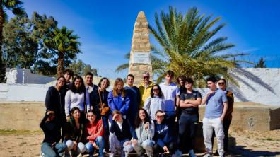 Les élèves du groupe « Mémoire des Sables » dans le Sud Tunisien.