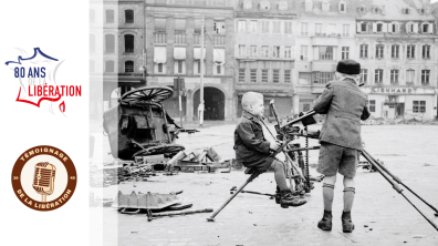 Enfant jouant avec une mitrailleuse abandonnée place Kléber - Strasbourg, 23 novembre 1944 © ECPAD