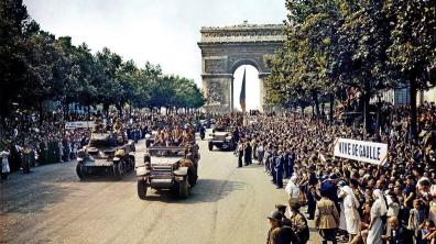 Le half-track « Kichi Kichi » de la 10e compagnie du RMT ouvrant le défilé sur les Champs Élysées.