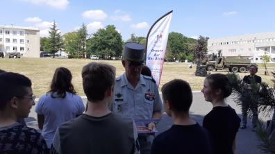 Le général Pierre Fauche remet des diplômes aux collégiens